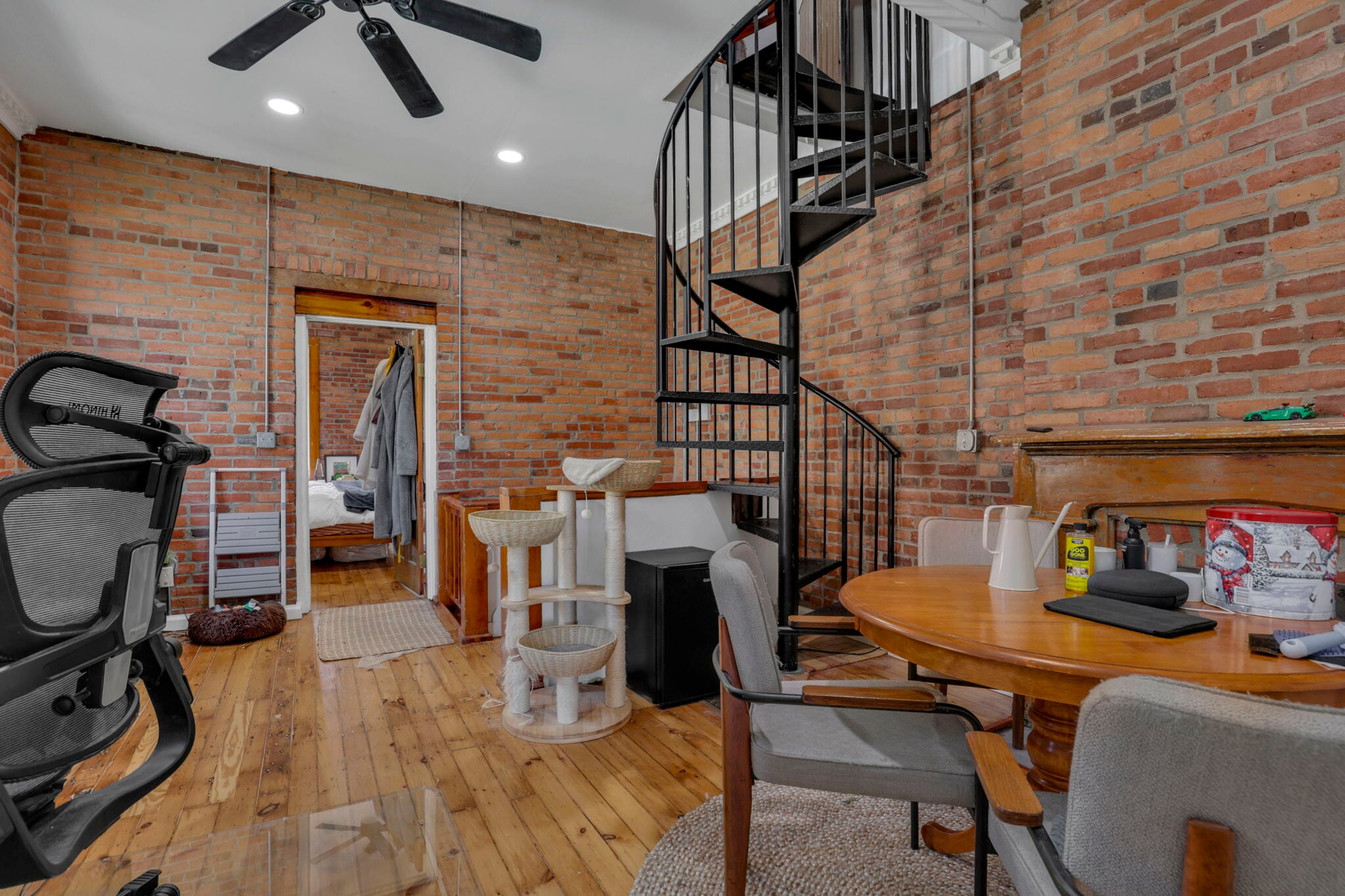 2nd floor den - 58 E 4th Ave