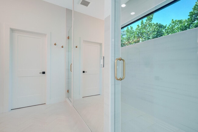 Building Photo - 1248 N Harbor Dr