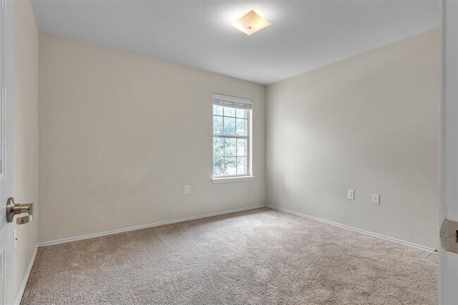 Building Photo - 5940 Silver Screen Dr