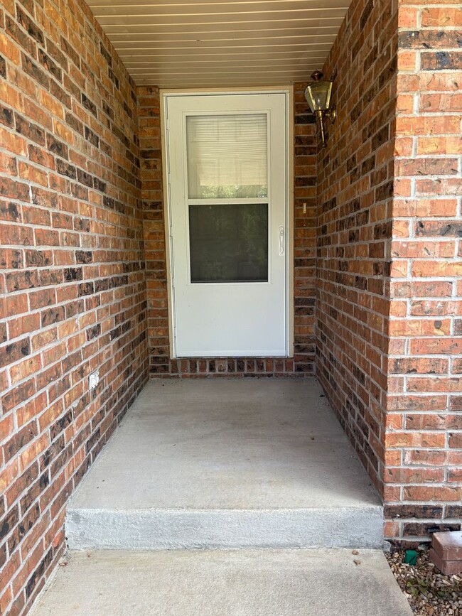 Building Photo - All brick, three bedroom, two bathroom, tw...