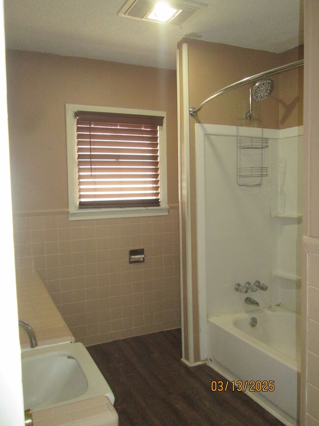 Building Photo - HOUSE -- 3 bedrooms, 1 bathroom