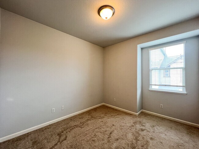 Building Photo - South Napa Three Bedroom House