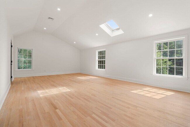 Building Photo - 576 Grove St