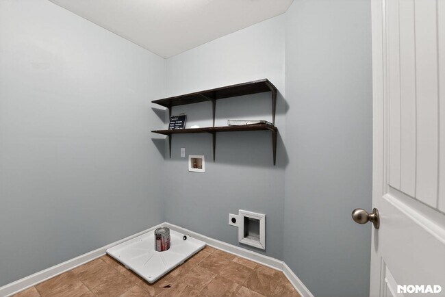 Building Photo - 1154 Paramount Dr