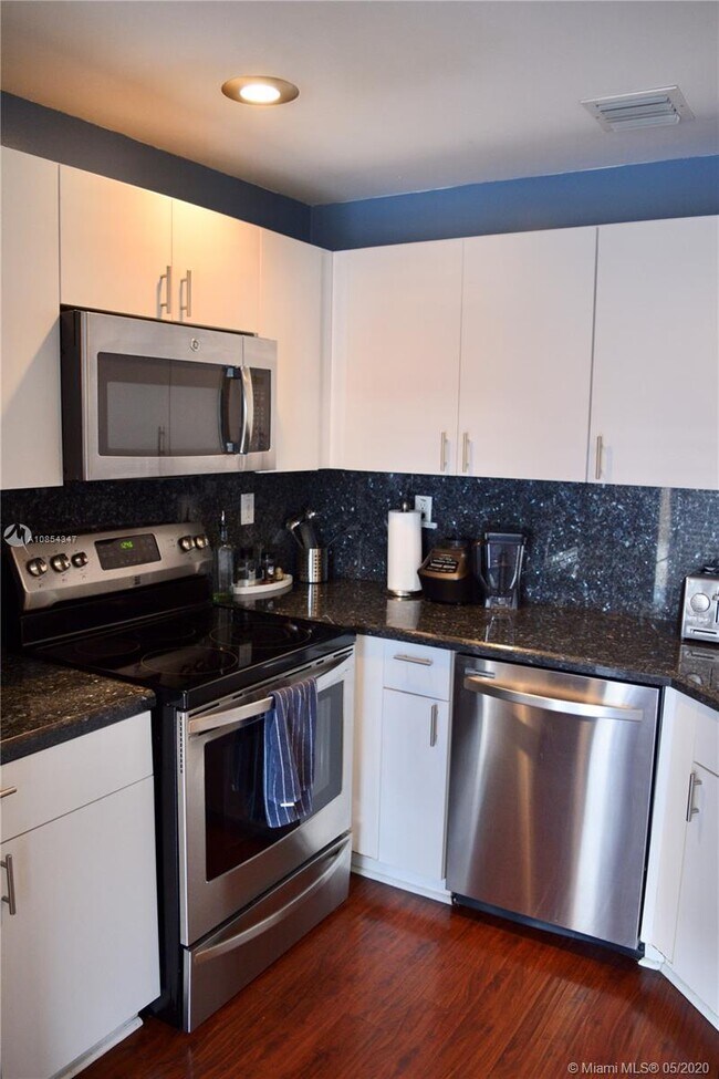 Building Photo - 5102 NW 115th Ct  Doral Fl 33178