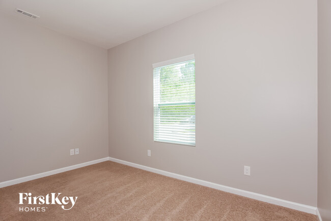 Building Photo - 8120 Dumphries Dr