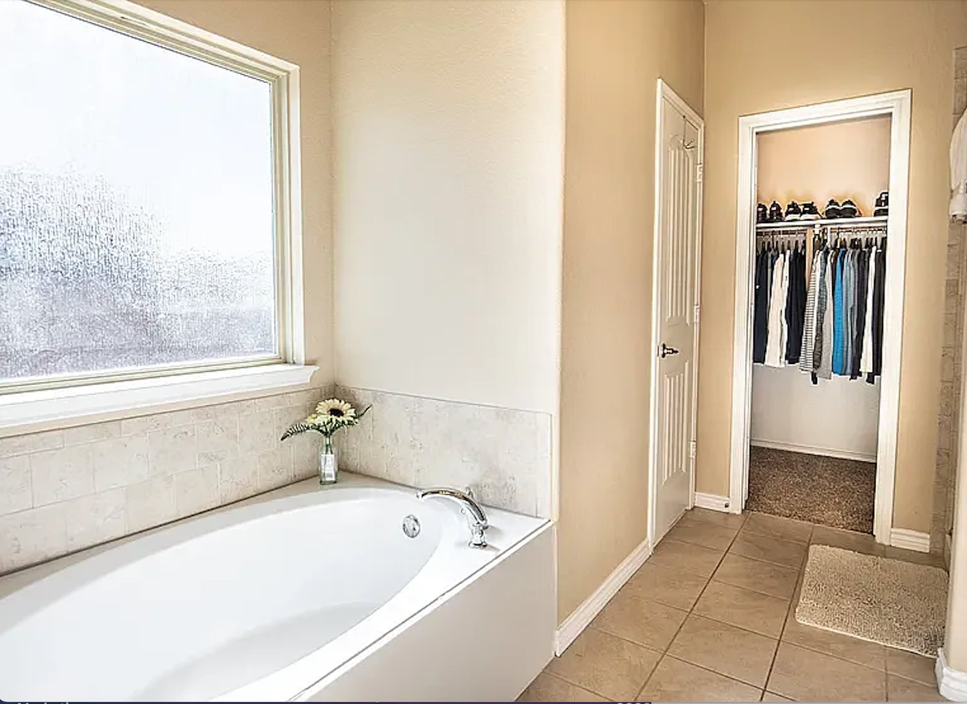 Building Photo - Room in House on Deadwood Ln