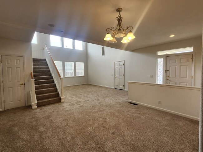 Building Photo - Large home on a golf course