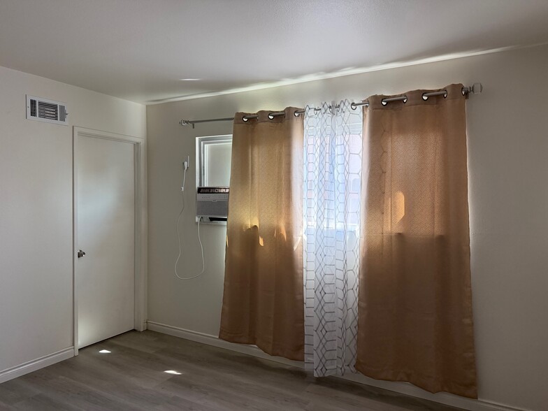 Building Photo - 400 W Glendon Way