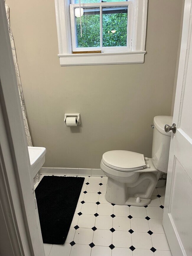 Building Photo - Quaint apartment in convenient location
