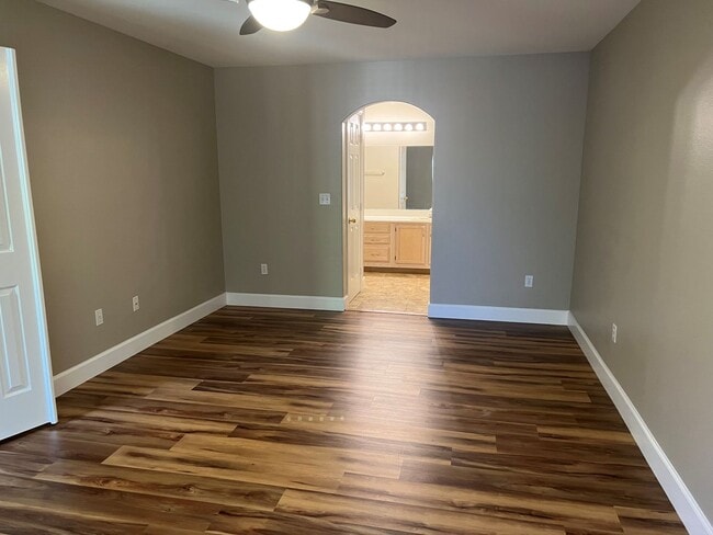 Building Photo - GORGEOUS TOWNHOME FOR IMMEDIATE MOVE-IN