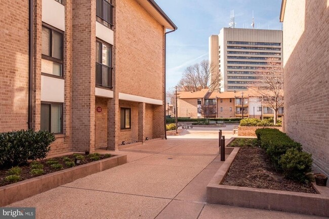 Building Photo - 150 Monroe St