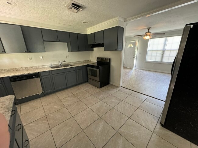 Building Photo - 1210 Live Oak Ave