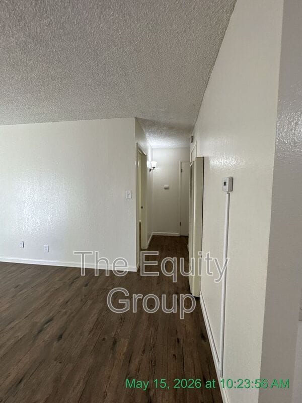 Building Photo - 1426 W Elowin Ave