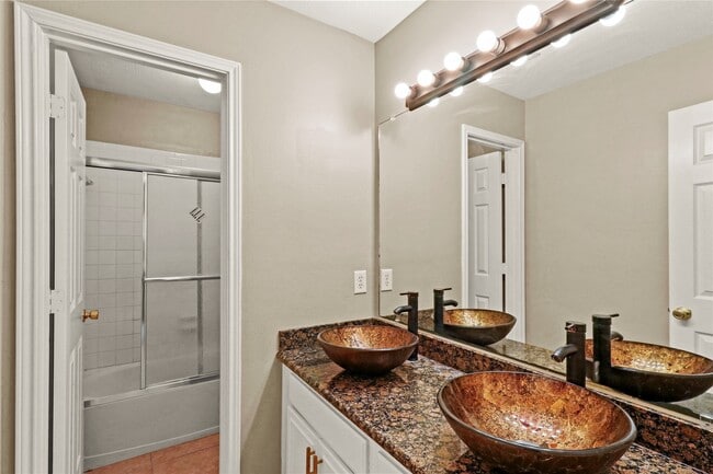 Building Photo - 10807 Oak Bayou Ln