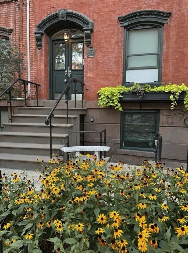 Building Photo - 142 Sussex St