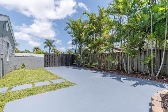 Building Photo - 15250 SW 154th Ave