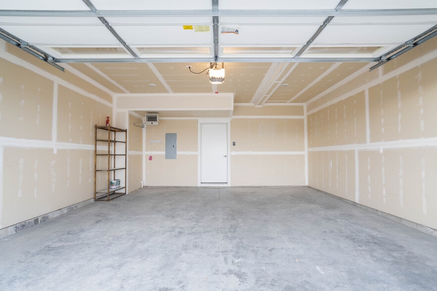 Building Photo - 1403 Happy Ln