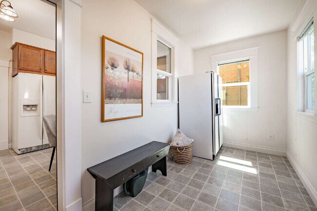 Building Photo - Charming, Spacious 5-Bedroom Home in York ...