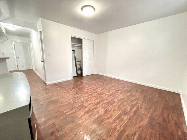 Building Photo - 1044 E 233rd St