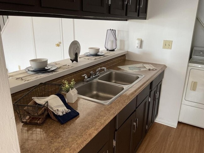 Building Photo - 1120 Briar Manor