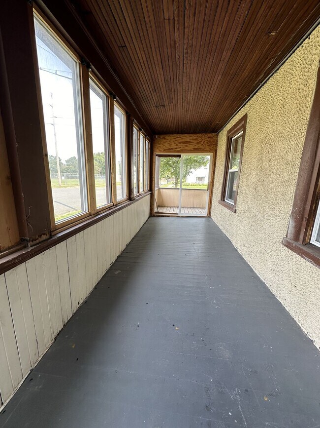Building Photo - 3 bed 1 bath close to Water St. and UWEC! Available June 1st