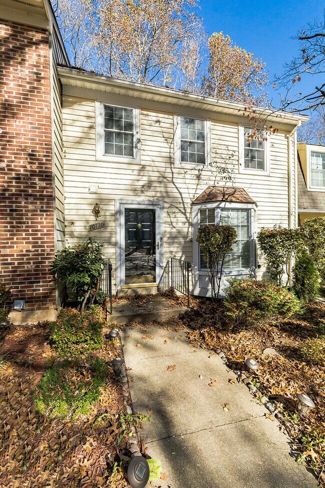 Building Photo - Well maintained 3-level 3Bd/2 full & 2 half bath TH in the sought-after Burke Centre!