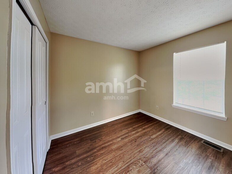 Building Photo - 127 Trails End