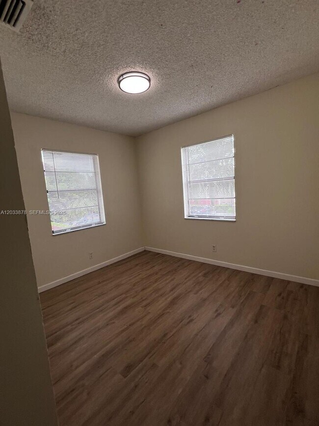 Building Photo - 3211 Coral Ridge Dr