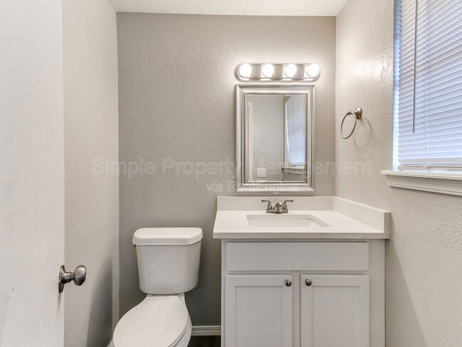 Building Photo - 606 Elmwood Dr