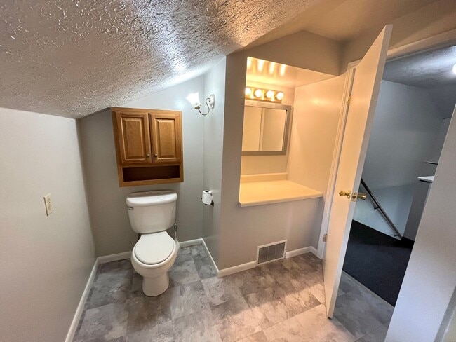 Building Photo - FIVE BEDROOM HOUSE !!. Just a four-minute ...