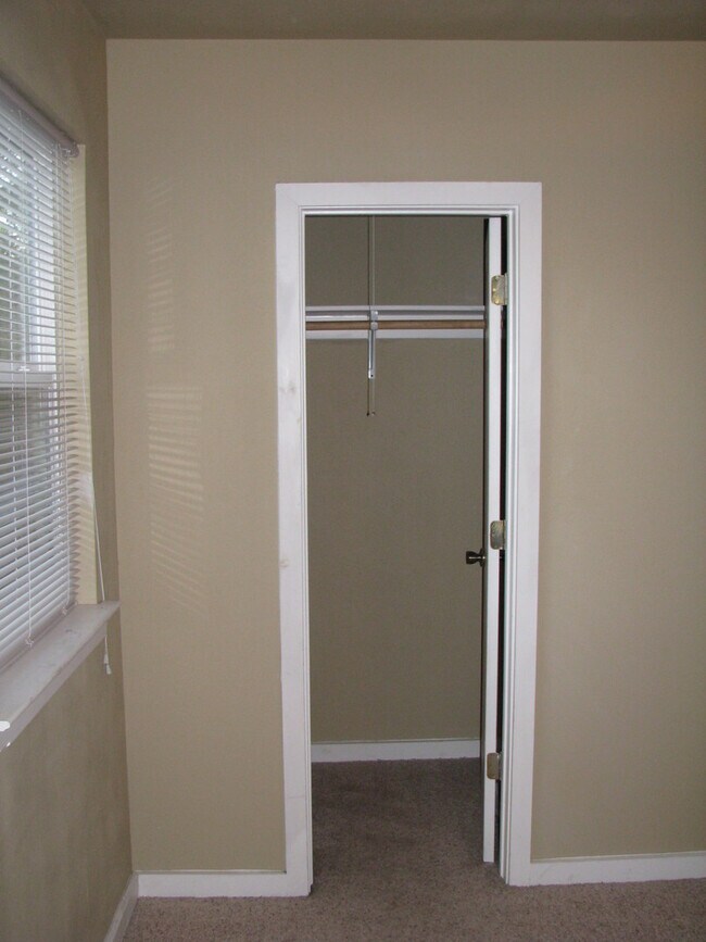 Building Photo - UT PRE-LEASE: North Campus 6 bed / 3 bath Remodel, High-End Kitchen Features SS Appliances, Wood ...