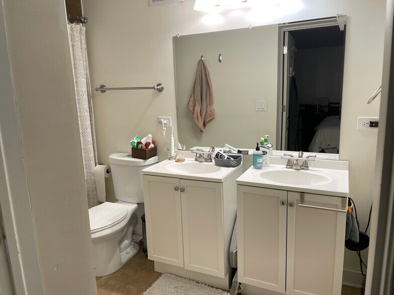 Building Photo - 2722 N Marshfield Ave