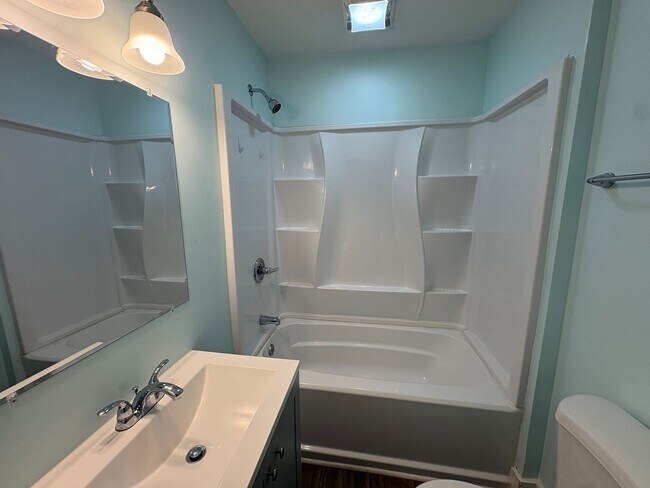 Building Photo - Your Next Home Awaits – Spacious Rental in a Convenient Location