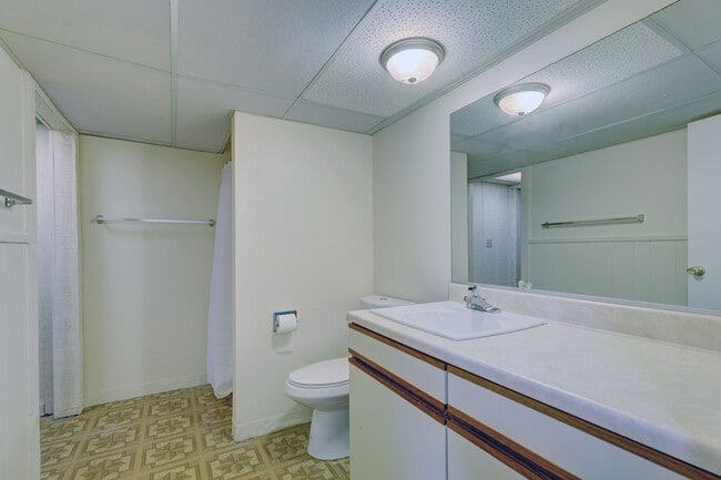Building Photo - 547 Eichler Dr