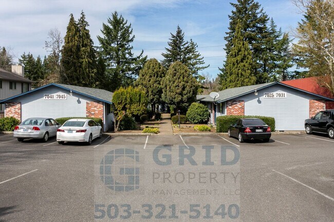 Building Photo - 2 Bedroom Apartment Available w/ Private Yard Space!