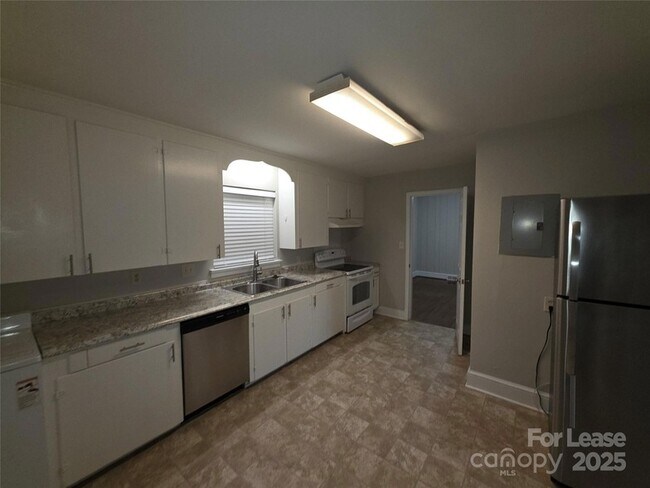 Building Photo - 4134 Sheridan Dr