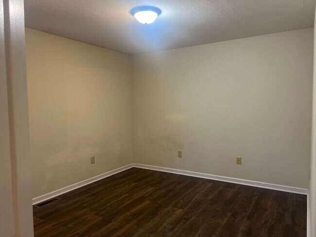 Building Photo - One- level 3bedroom /2bath  living with 2 ...