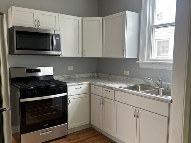 Building Photo - 2422 N Kilbourn Ave