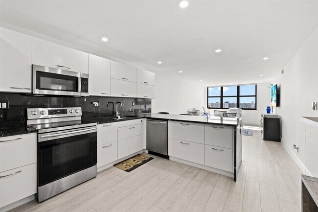 Building Photo - 1401 N Riverside Dr