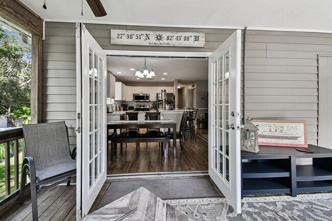 Building Photo - Elevated 3-Bed, 2-Bath, Corner-Lot Gem in the Heart of Palmetto