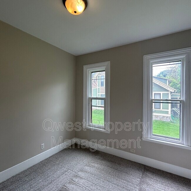 Building Photo - 221 Hollister Ave SE