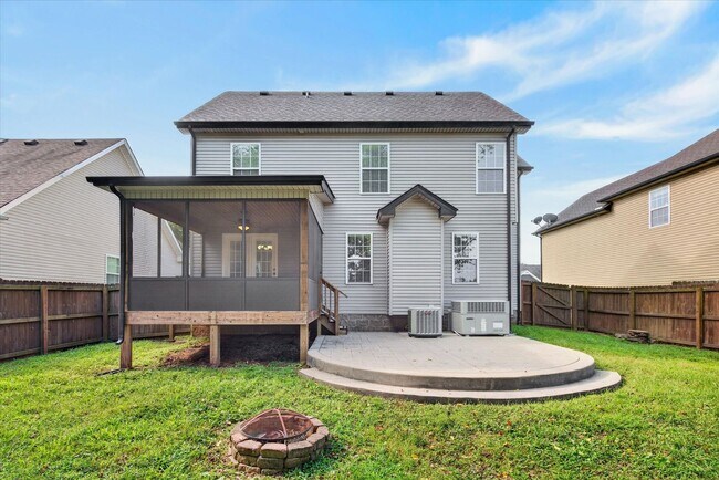 Building Photo - 566 Falkland Cir