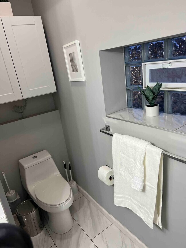 Building Photo - 2002 W Cermak Rd