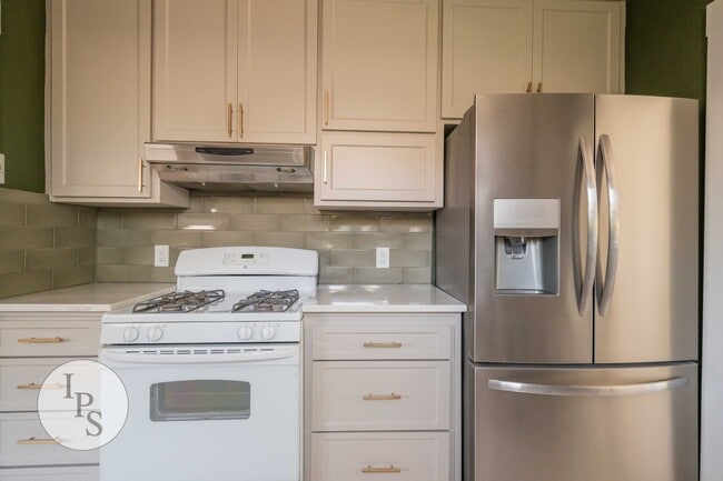 Building Photo - Beautifully Updated Fresno Tower Home, 3BR/2BA, plus Solar!!