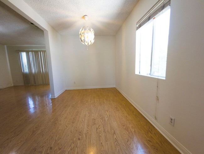 Building Photo - 5802 N Vista St