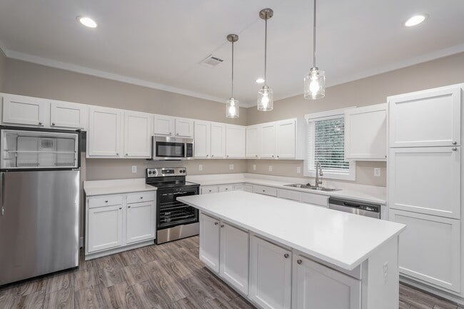 Building Photo - 9330 Crestview Dr