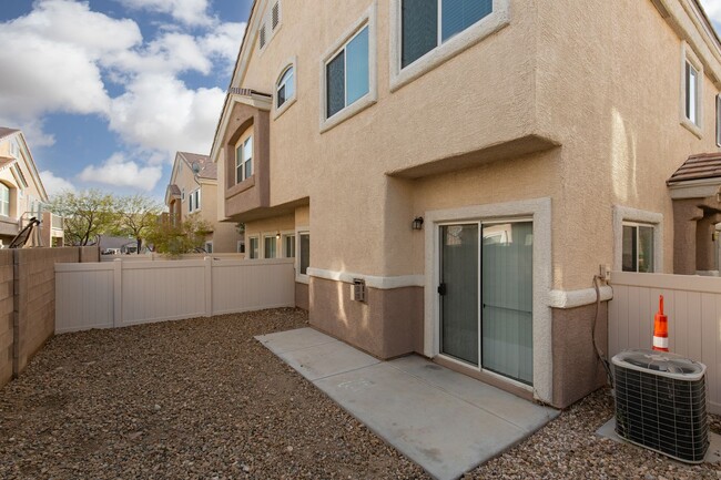 Building Photo - SW 3 br townhome with 2 car garage