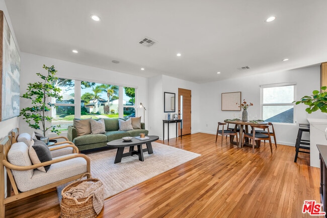 Building Photo - 616 W Ellis Ave