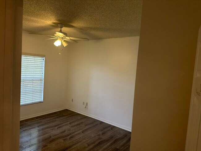 Building Photo - 5032 Lantana Rd